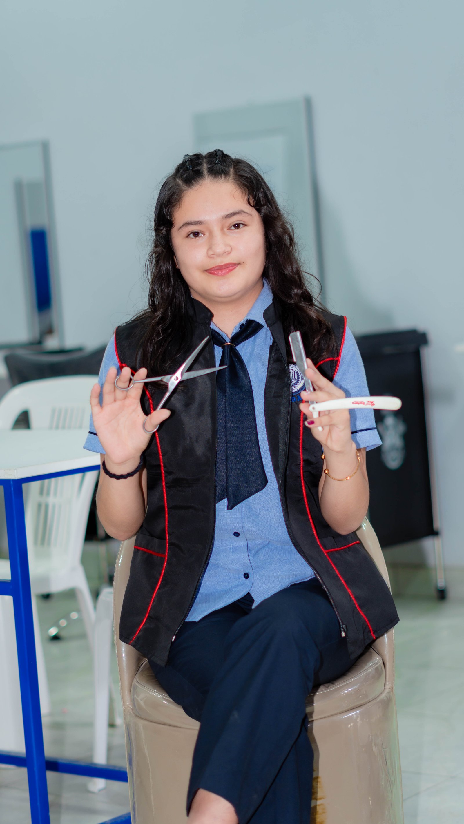 Estudiante del CETPRO SHADAY posando con uniforme institucional en un aula de clases.